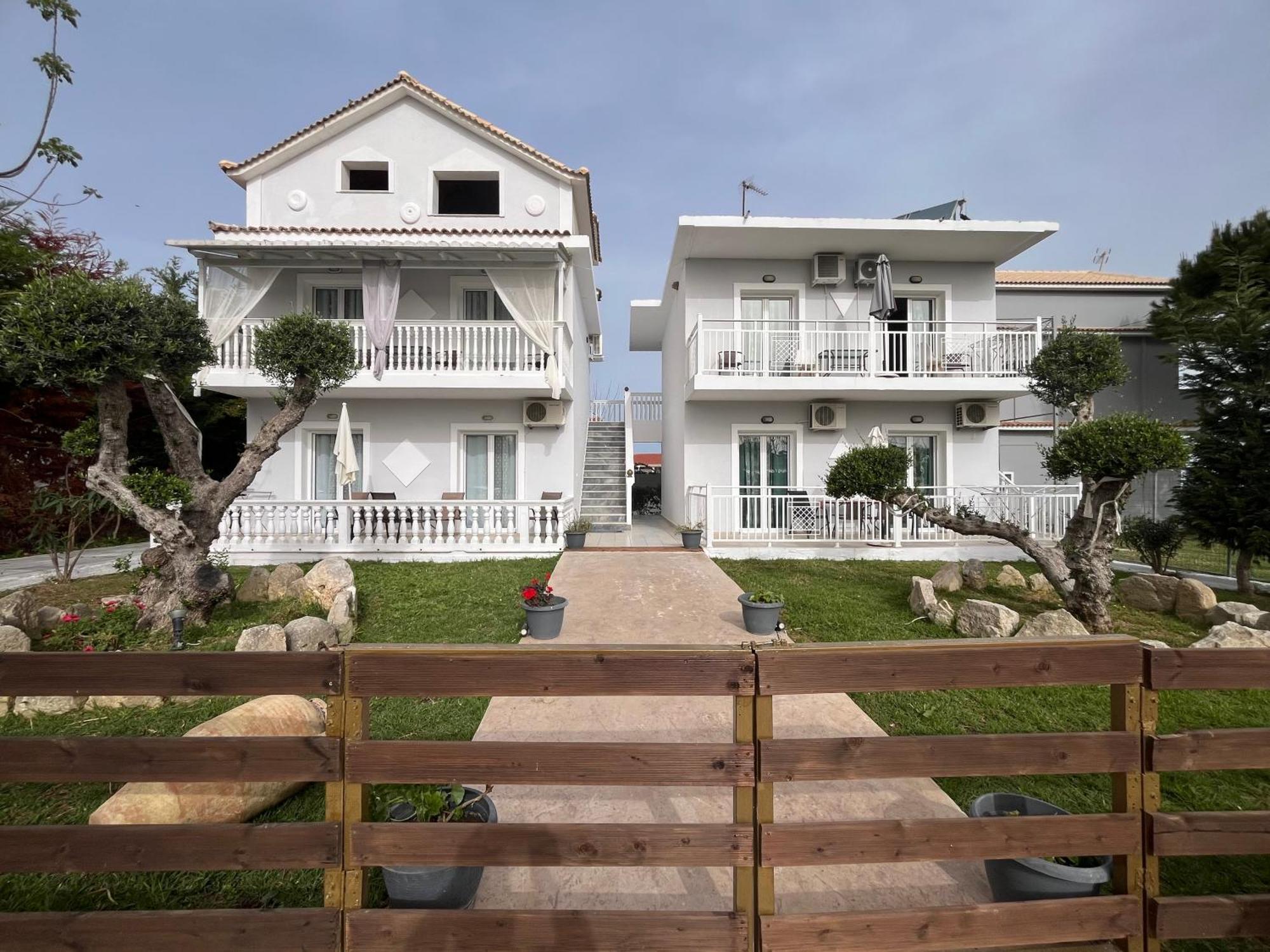 Villa Antonis Deluxe Apartments Amoudi Luaran gambar