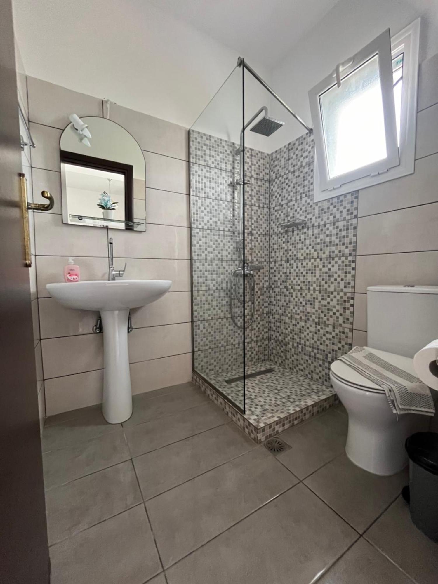 Villa Antonis Deluxe Apartments Amoudi Luaran gambar