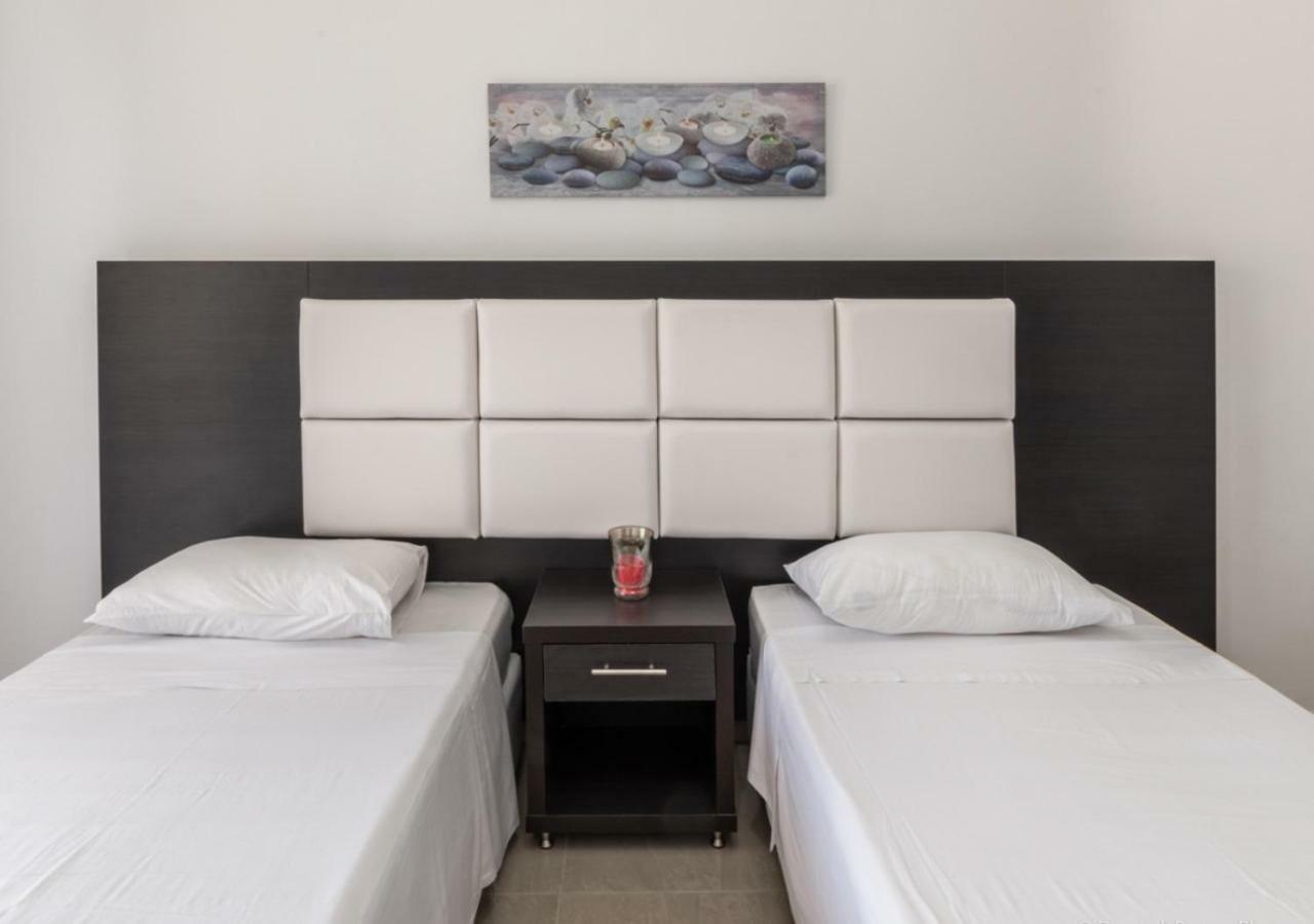 Villa Antonis Deluxe Apartments Amoudi Luaran gambar